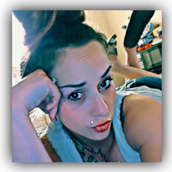 Meet your Posher, Danielle - Picture 2 of 12